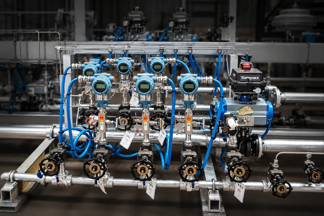 Coordinated instrument manifold and valve layout