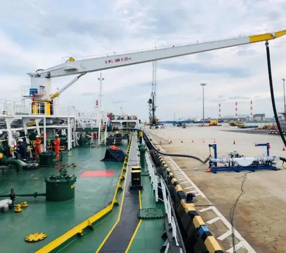 Marine bunkering terminal and vessel
