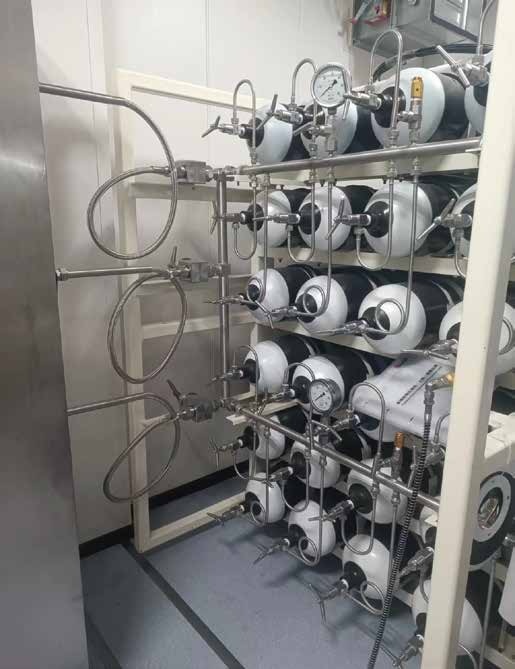 Breathing air cylinder installation