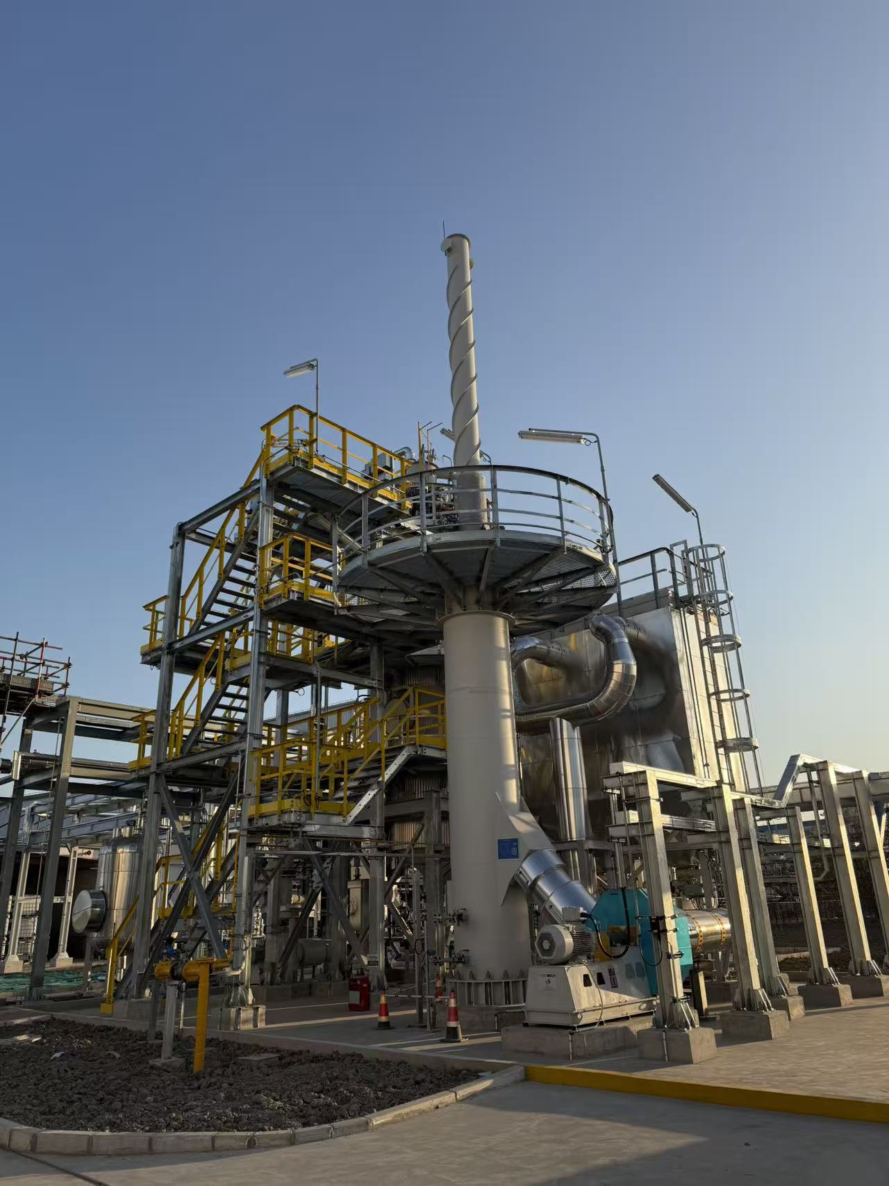 Thermal oxidizer vessel and platforms installed at plant