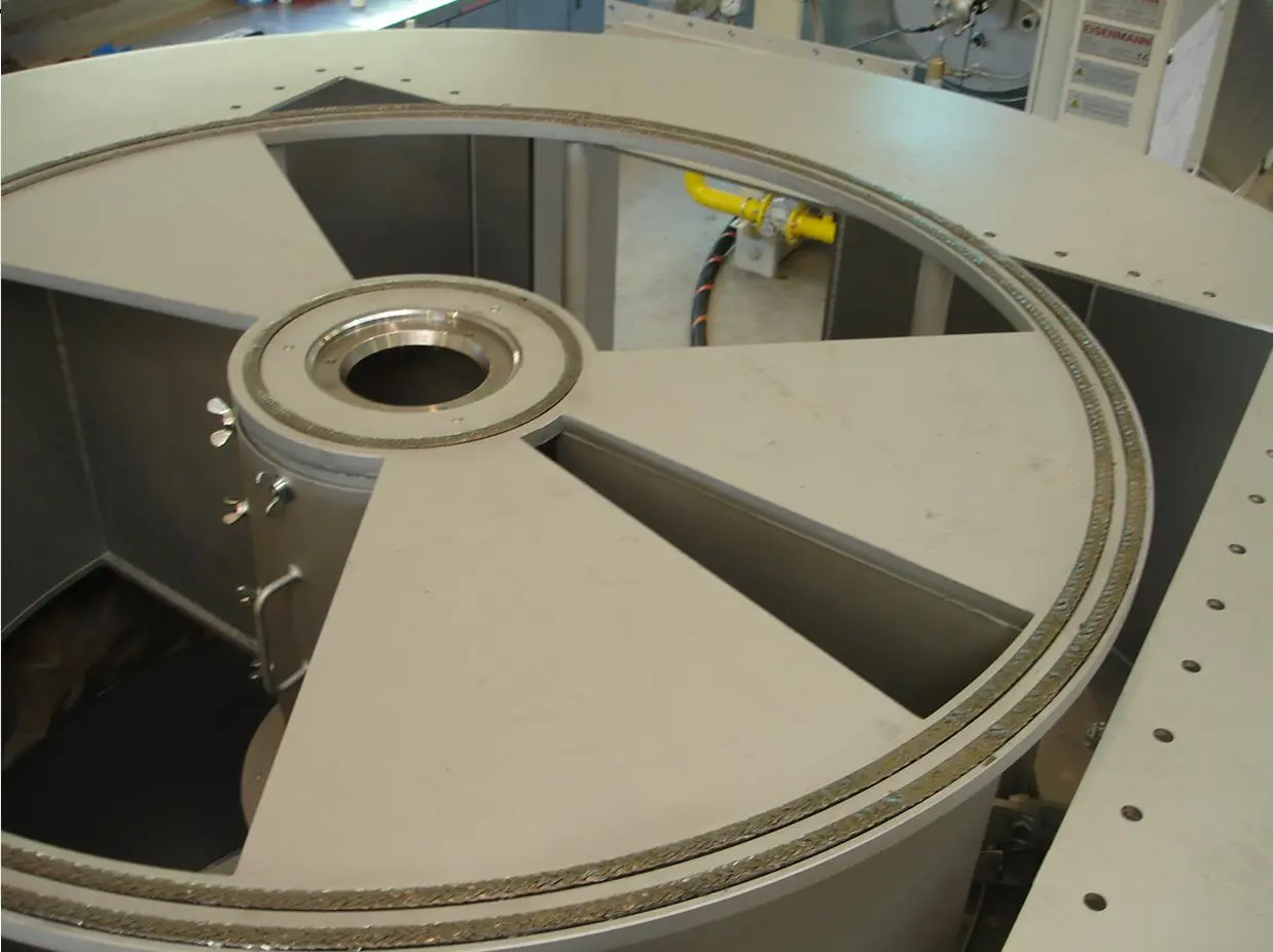 Graphite sealing around the rotary distributor